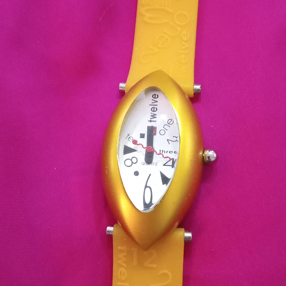 AOO wristwatch yellow
